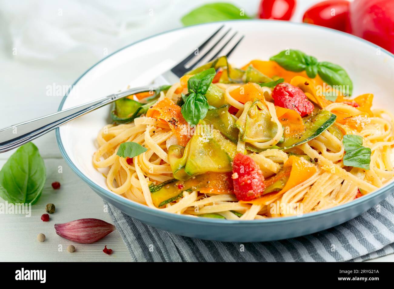 Pasta italiana con verdure. Foto Stock