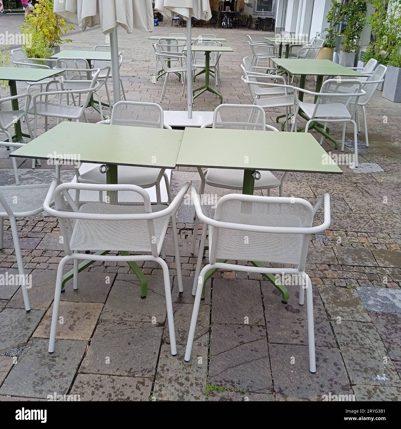 Birreria all'aperto o schanigarten vuoti Foto Stock