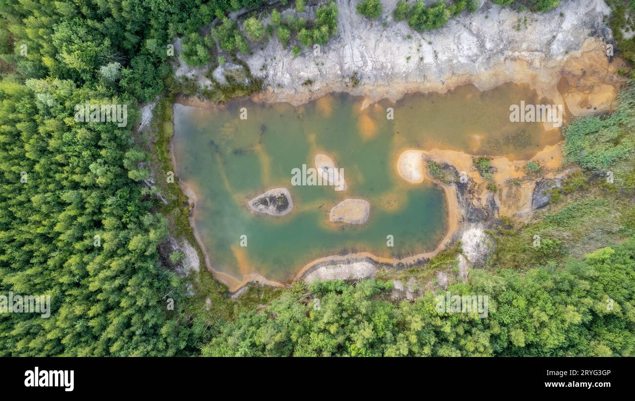 Laghi blu dall'alto. Laghi in verde foresta in sera luce del sole vista aerea drone. Scenico sfondo estivo. Lago pittoresco Foto Stock