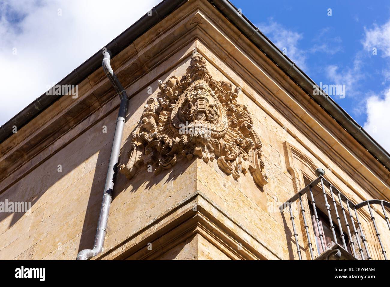 Salamanca, Spagna, 06.10.21. Università di Salamanca (Unamuno House Museum) facciata angolare in pietra con stemma intagliato. Foto Stock