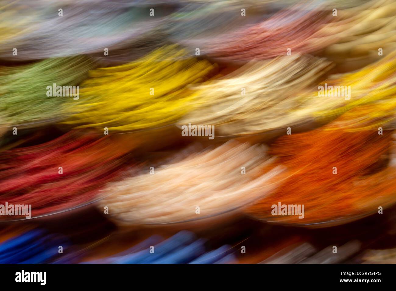 Foto creativa astratta realizzata con movimento intenzionale della fotocamera. Varie spezie colorate nel mercato, sfocatura in movimento. Foto Stock
