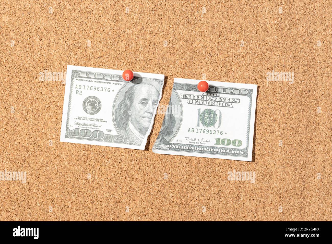 Falsa banconota da dollaro strappata fissata sul bordo del sughero Foto Stock