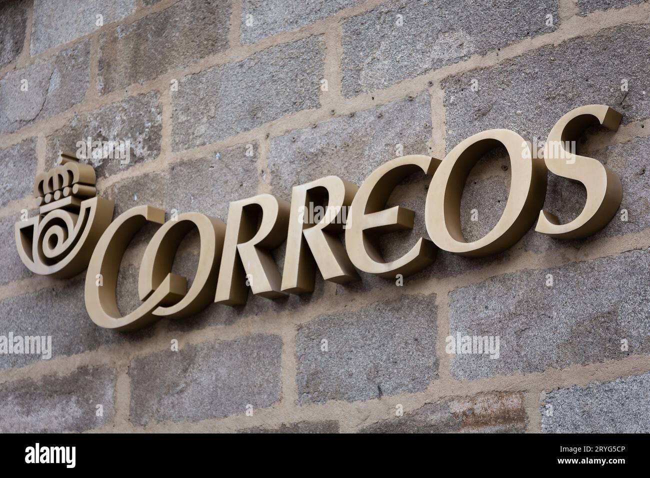 Avila, Spagna, 07.10.21. Logo dorato "Correos" della Sociedad Estatal de Correos y Telegrafos, servizio postale in Spagna, con corno postale e corona reale. Foto Stock