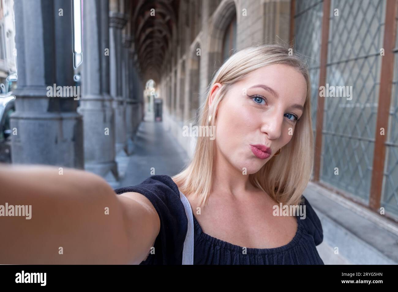 Ritratto di un meraviglioso modello femminile bianco con un trucco luminoso che esprime energia in una buona giornata in Europa. Adorabile donna bionda in stile Foto Stock