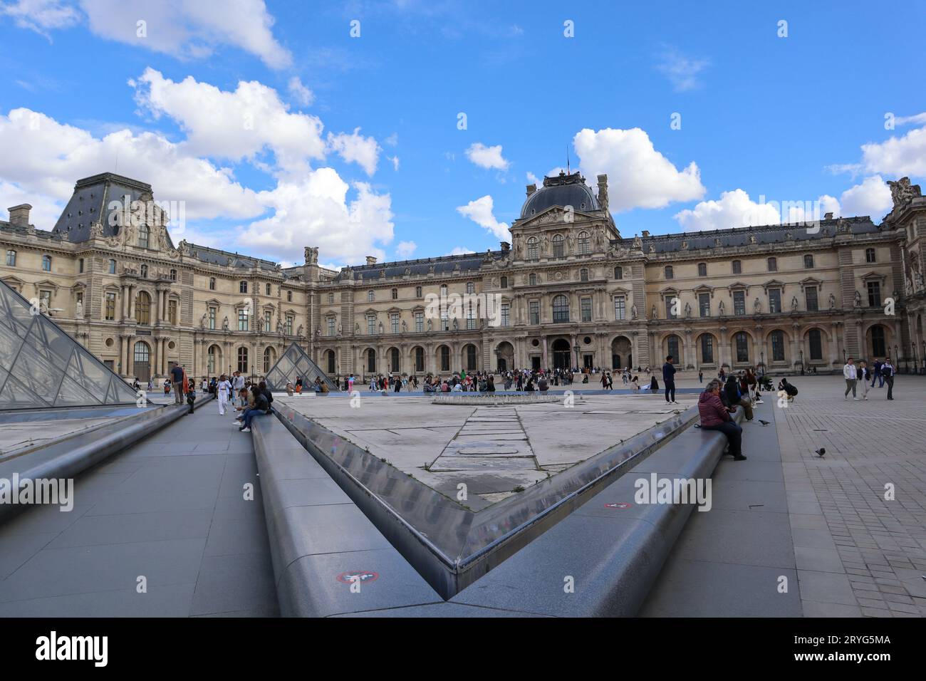 Museo del Louvre, Parigi, Francia. Esterno del Louvre. Foto Stock