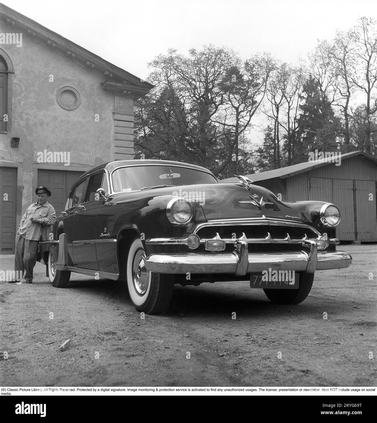 Negli anni '1950 Un uomo vicino alla sua auto ed è visibilmente orgoglioso e forse un po' arrogante. Forse non così strano come è il proprietario di un'impressionante auto americana del marchio Chrysler Imperial. Negli anni '1950, molti dettagli sono stati cromati: griglia, paraurti, modanature. Svezia 1951. Kristoffersson rif. BP31-7 Foto Stock