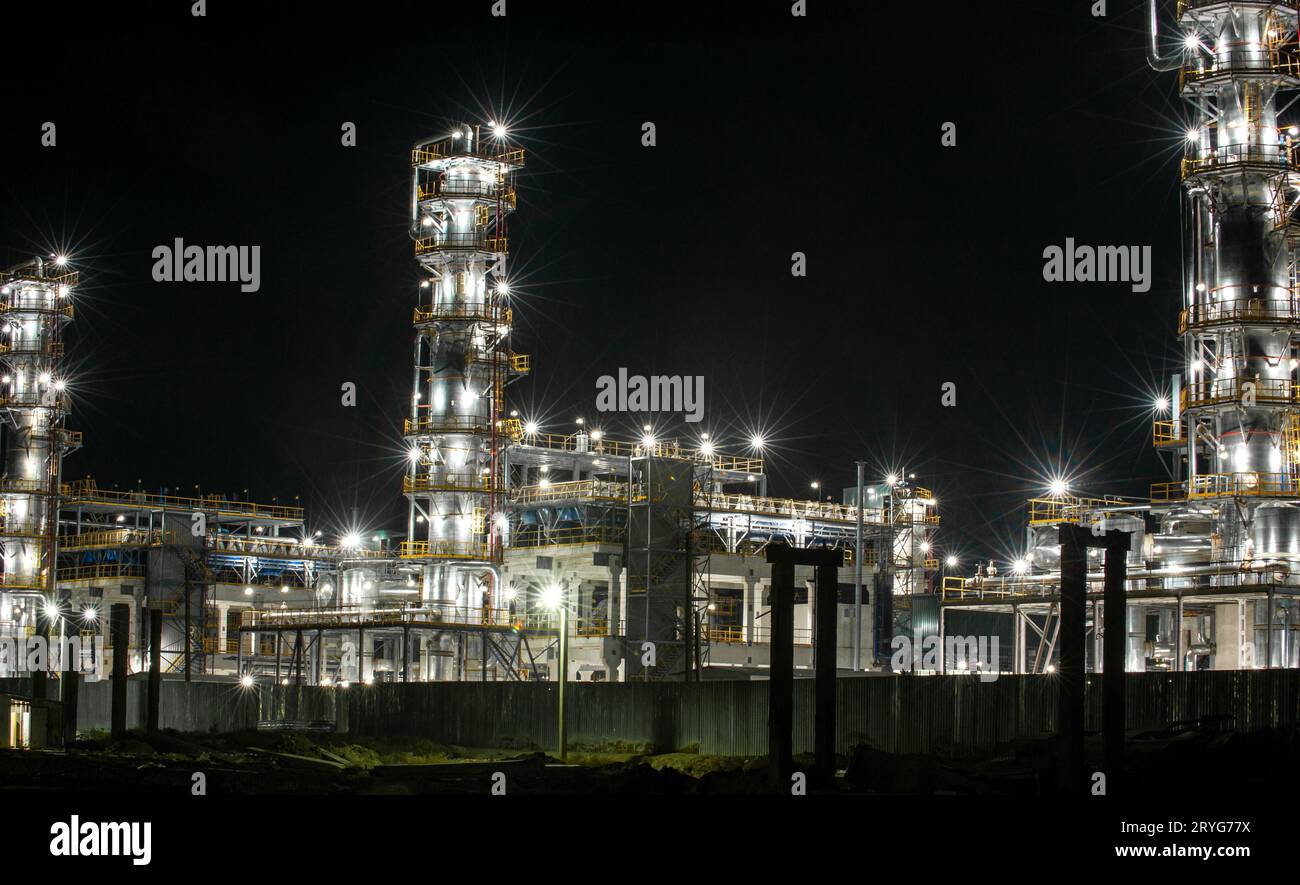 La raffineria di petrolio di notte Foto Stock