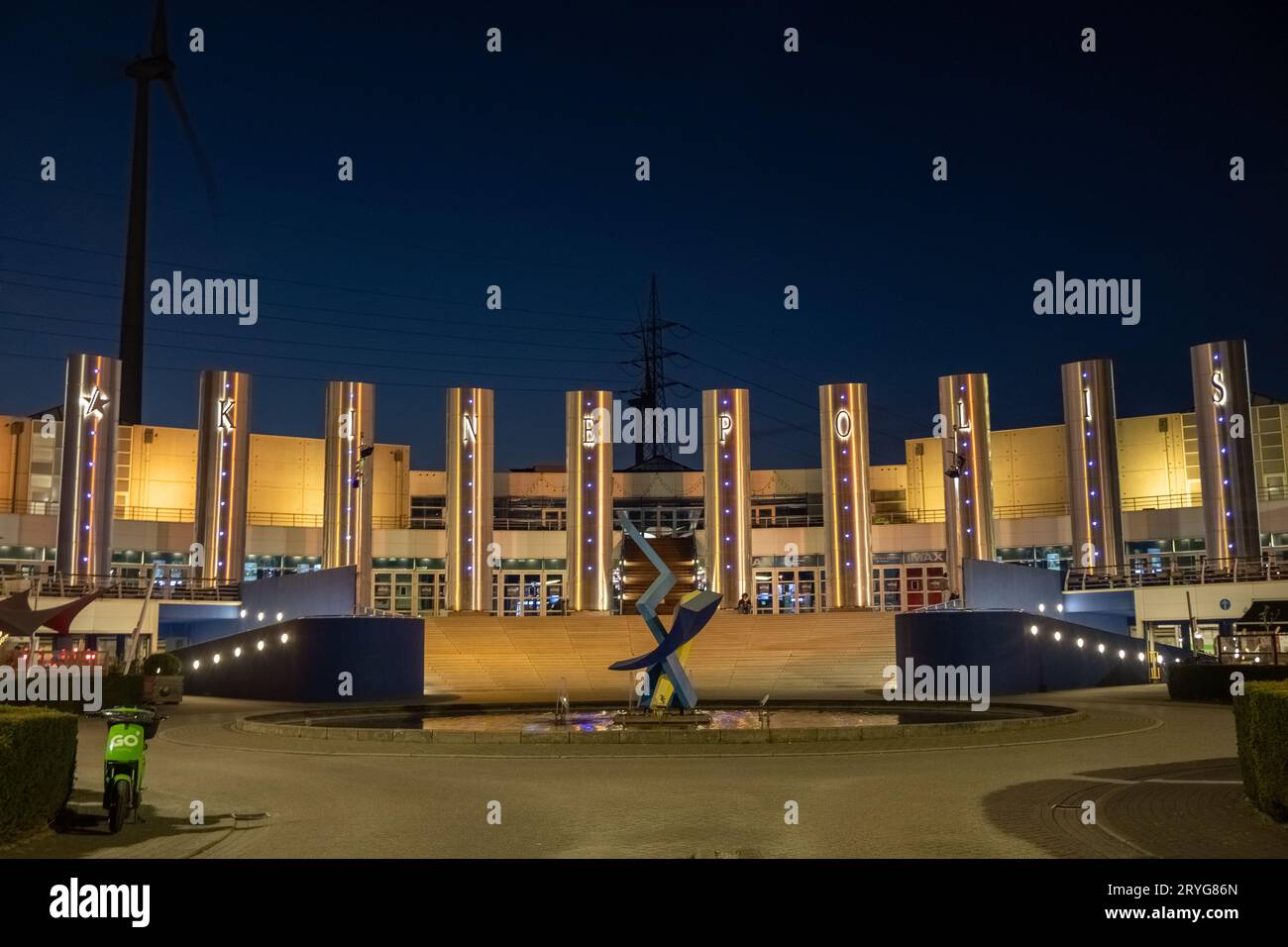 Anversa, Belgio, 20 aprile 2022. La metropoli di Anversa o il complesso cinematografico di kinepolis di notte. Il gruppo Kinepolis è un gruppo belga Foto Stock