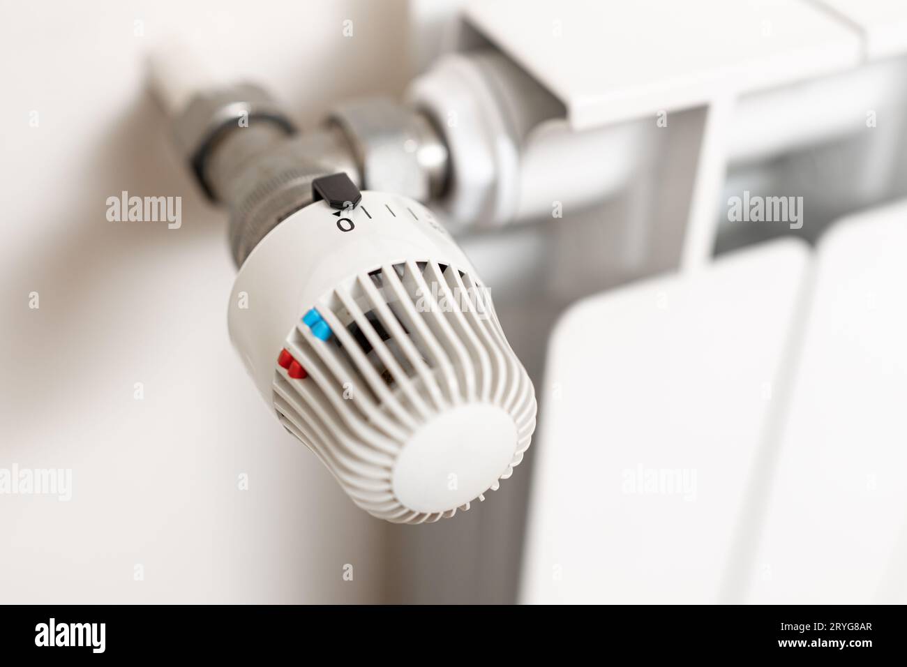 Riscaldamento del radiatore con termostato in posizione di spegnimento. Concetto di crisi energetica Foto Stock