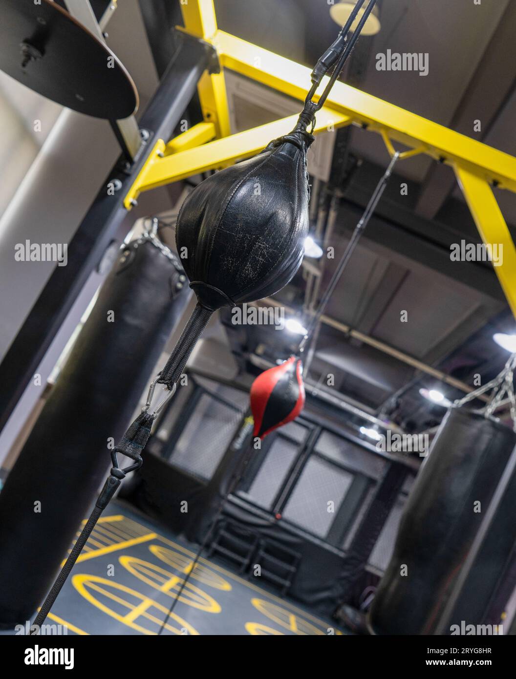 Primo piano verticale di un sacchetto pugno da boxe nel complesso sportivo Foto Stock