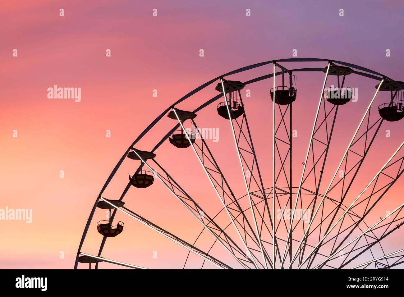 Ruota panoramica al tramonto Foto Stock
