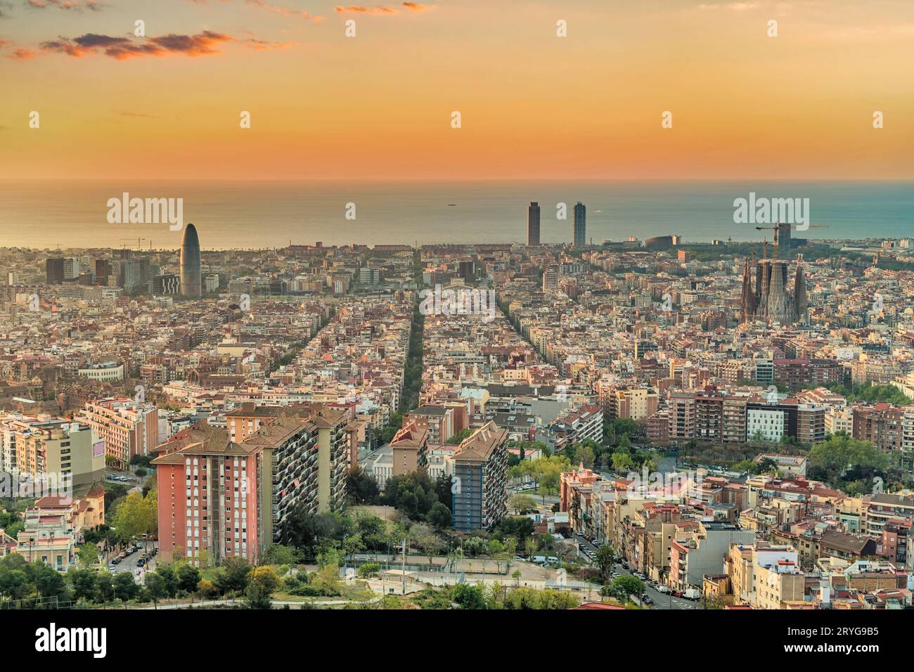 Barcellona Spagna, vista ad alto angolo dello skyline della città dall'alba dal Bunkers del Carmel Foto Stock