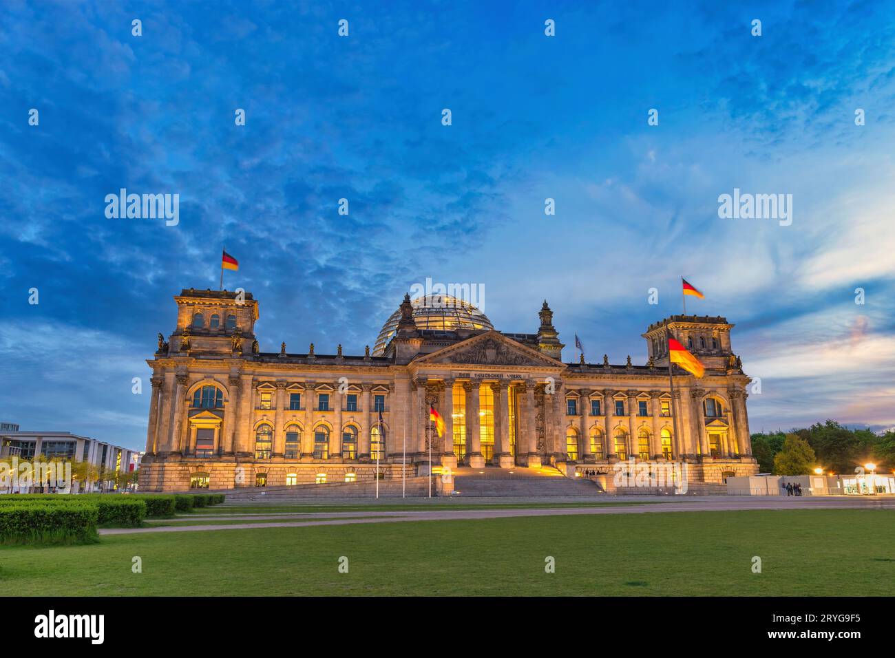Berlino Germania, skyline notturno della città presso il Palazzo del Parlamento tedesco del Reichstag Foto Stock