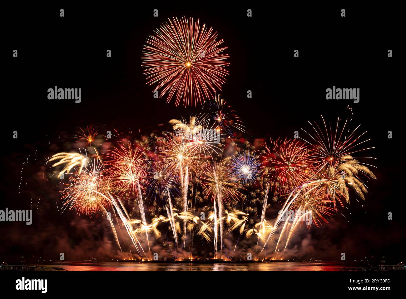 Fuochi d'artificio reale mostra celebrazione, colorato Capodanno fuochi d'artificio Foto Stock