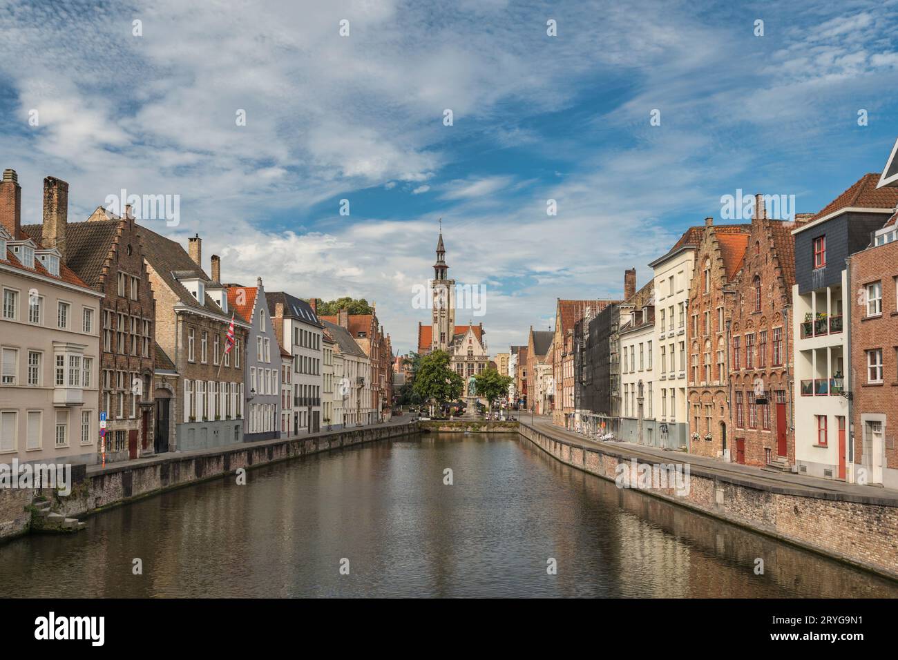 Bruges Belgio, skyline della città sul canale di Spiegelrei dal Ponte del Re (Koningsbrug) Foto Stock