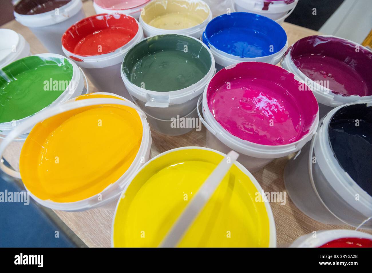 Un primo piano di secchi di vernice colorata in un magazzino farmaceutico di produzione medica Foto Stock