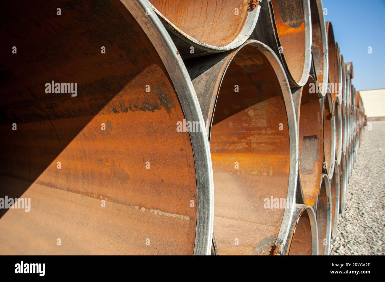Una linea di tubi di grandi dimensioni per giacimenti petroliferi nell'area delle costruzioni industriali Foto Stock