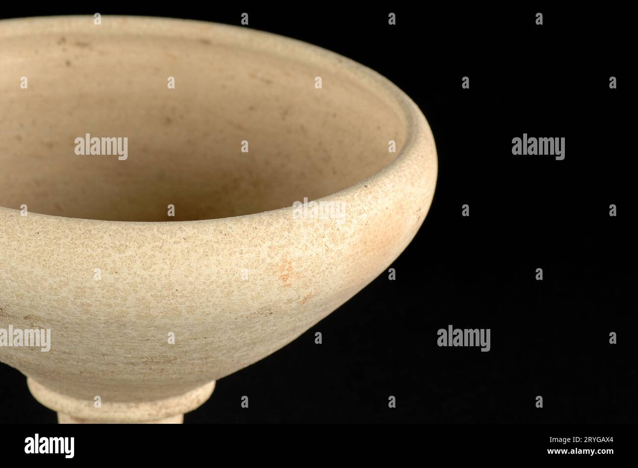 Un vaso di argilla isolato su sfondo bianco Foto Stock