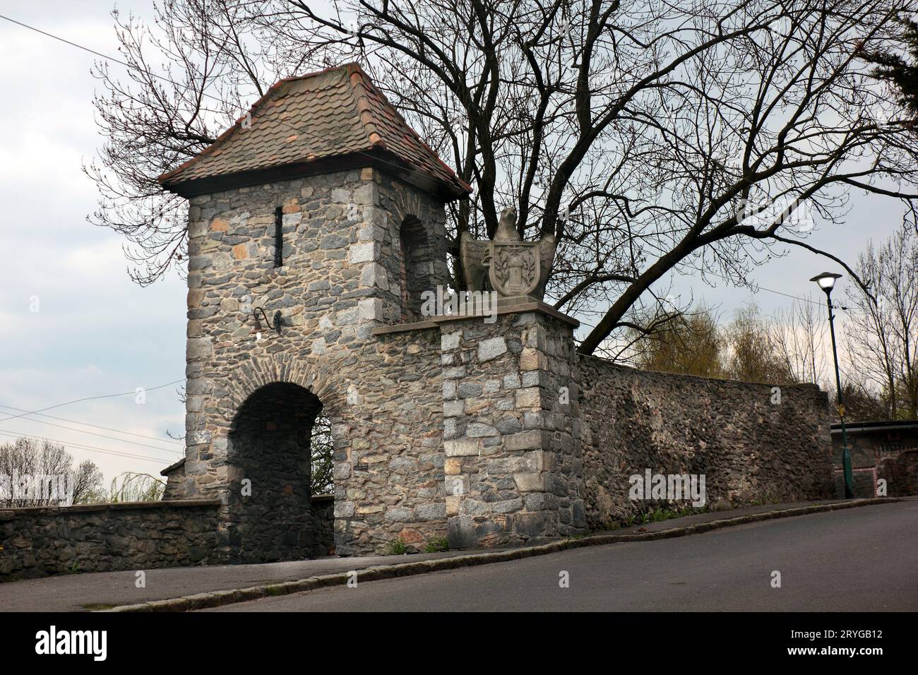 Mura di difesa e Torre a Niemcza in Polonia Foto Stock
