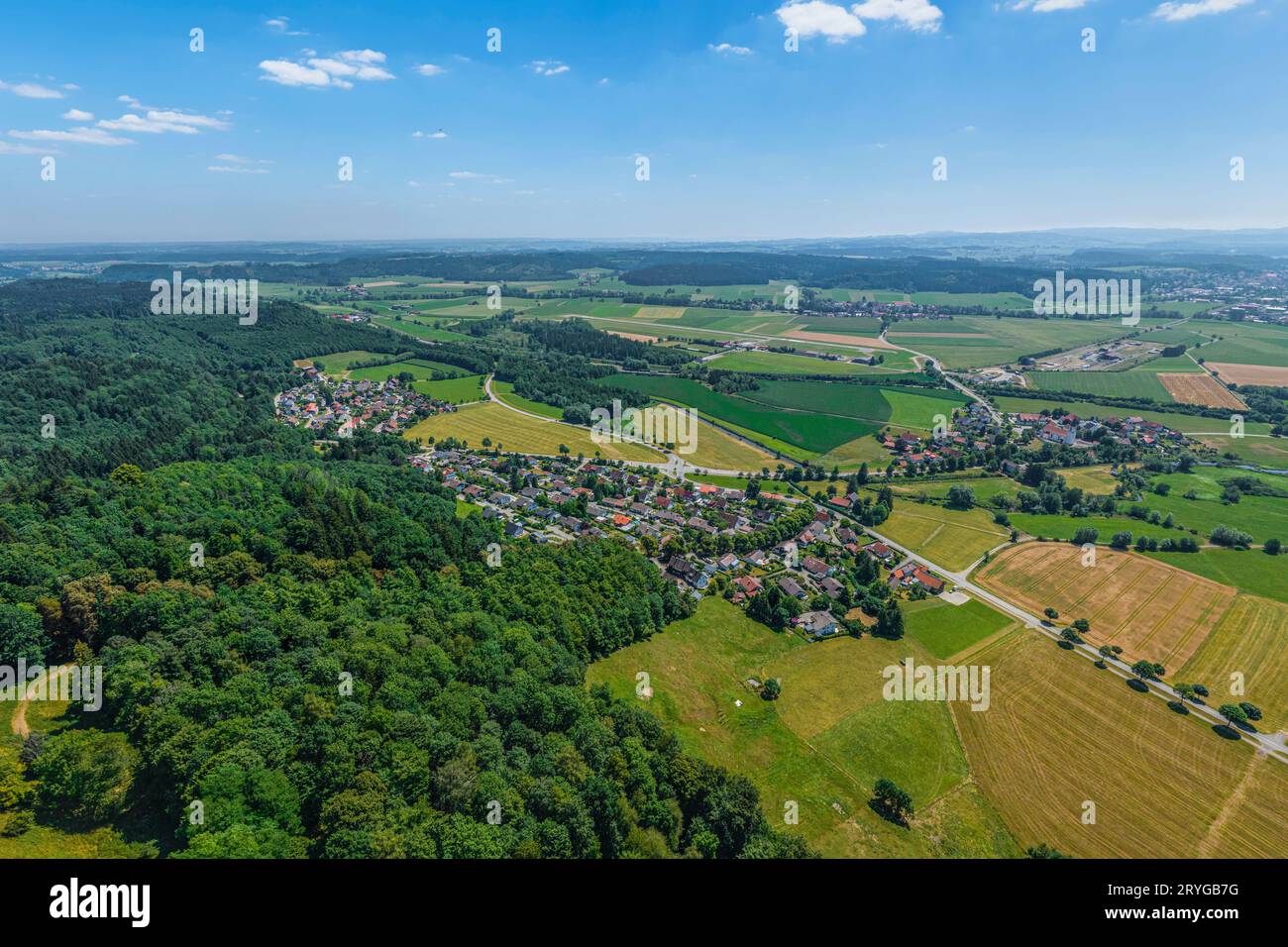 Veduta aerea dell'altopiano alpino intorno a Leutkirch a Wuerttembergian Allgaeu Foto Stock