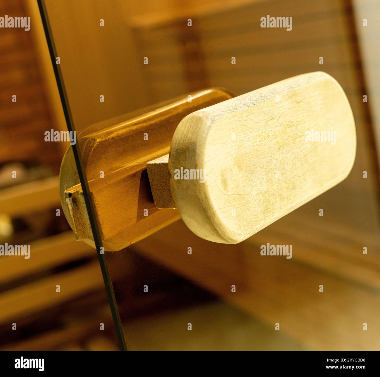 Un primo piano di una maniglia della sauna nel complesso sportivo Foto Stock