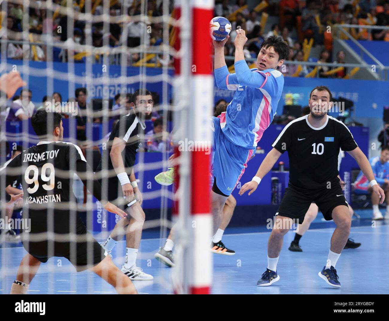 Hangzhou, provincia cinese di Zhejiang. 1 ottobre 2023. Zhu Shijie (top) della Cina spara durante la partita di Handball Men's Main Round tra Cina e Kazakistan ai diciannovesimi Giochi asiatici di Hangzhou, nella provincia dello Zhejiang nella Cina orientale, 1 ottobre 2023. Crediti: Meng Chenguang/Xinhua/Alamy Live News Foto Stock