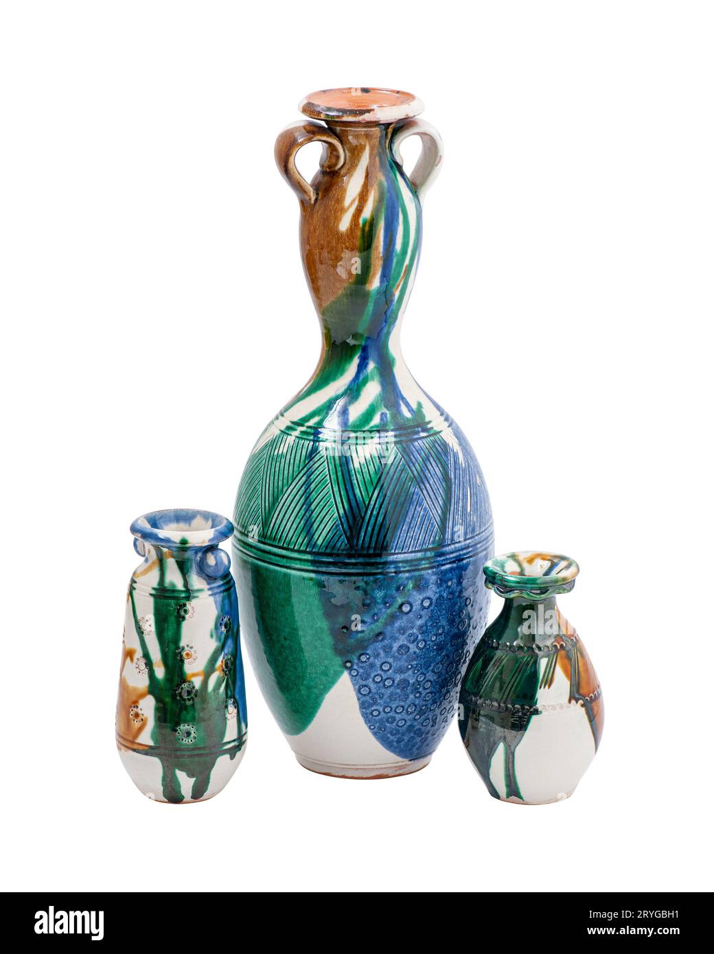 Caraffa in ceramica orientale d'epoca isolata su sfondo bianco Foto Stock