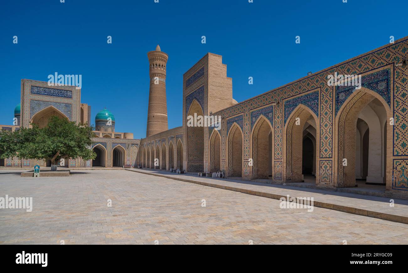 La moschea di Kalan e il minareto di Kalan presso il complesso religioso islamico poi Kalan a Bukhara, Uzbekistan Foto Stock