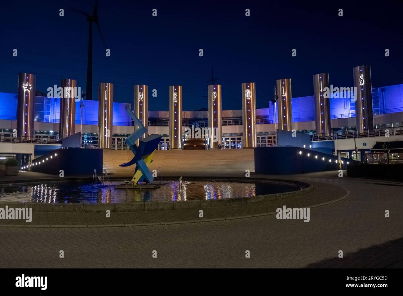 Anversa, Belgio, 20 aprile 2022. La metropoli di Anversa o il complesso cinematografico di kinepolis di notte. Il gruppo Kinepolis è un gruppo belga Foto Stock