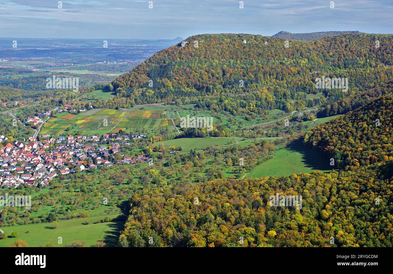 Vista dal castello di Hohenneuffen a Beuren vicino a Neuffen nella riserva della biosfera dell'Alb sveva e patrimonio dell'umanità dell'UNESCO Foto Stock