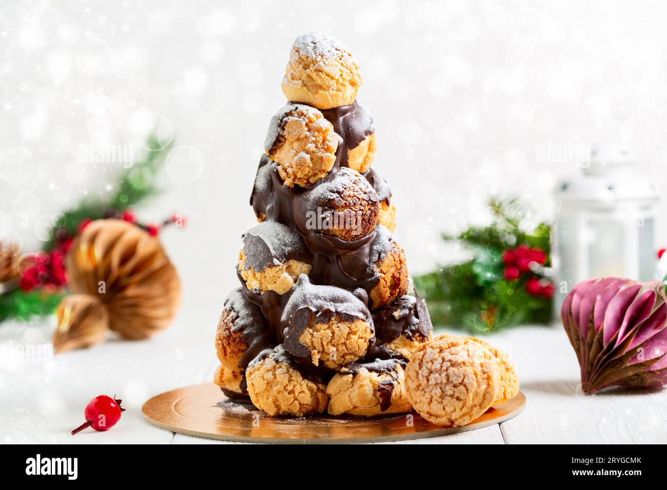 Croquembush di Natale. Dessert francese. Foto Stock
