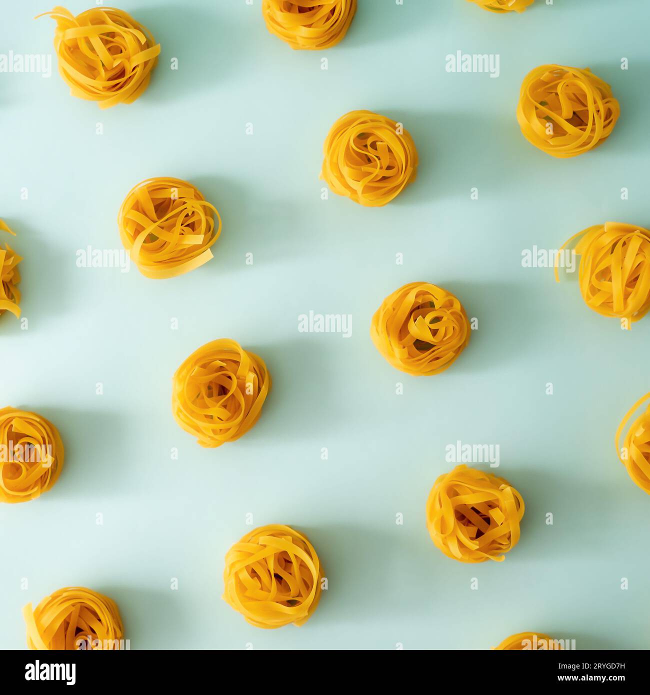 Pasta art con tagliatelle su sfondo blu Foto Stock