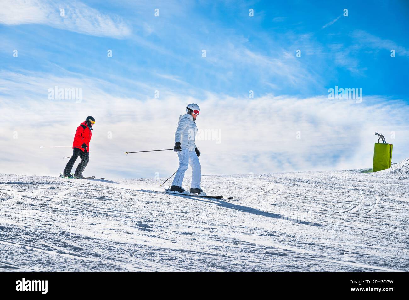 Coppie, uomini e donne che sciano lungo la pista da sci dei Pirenei, Andorra Foto Stock