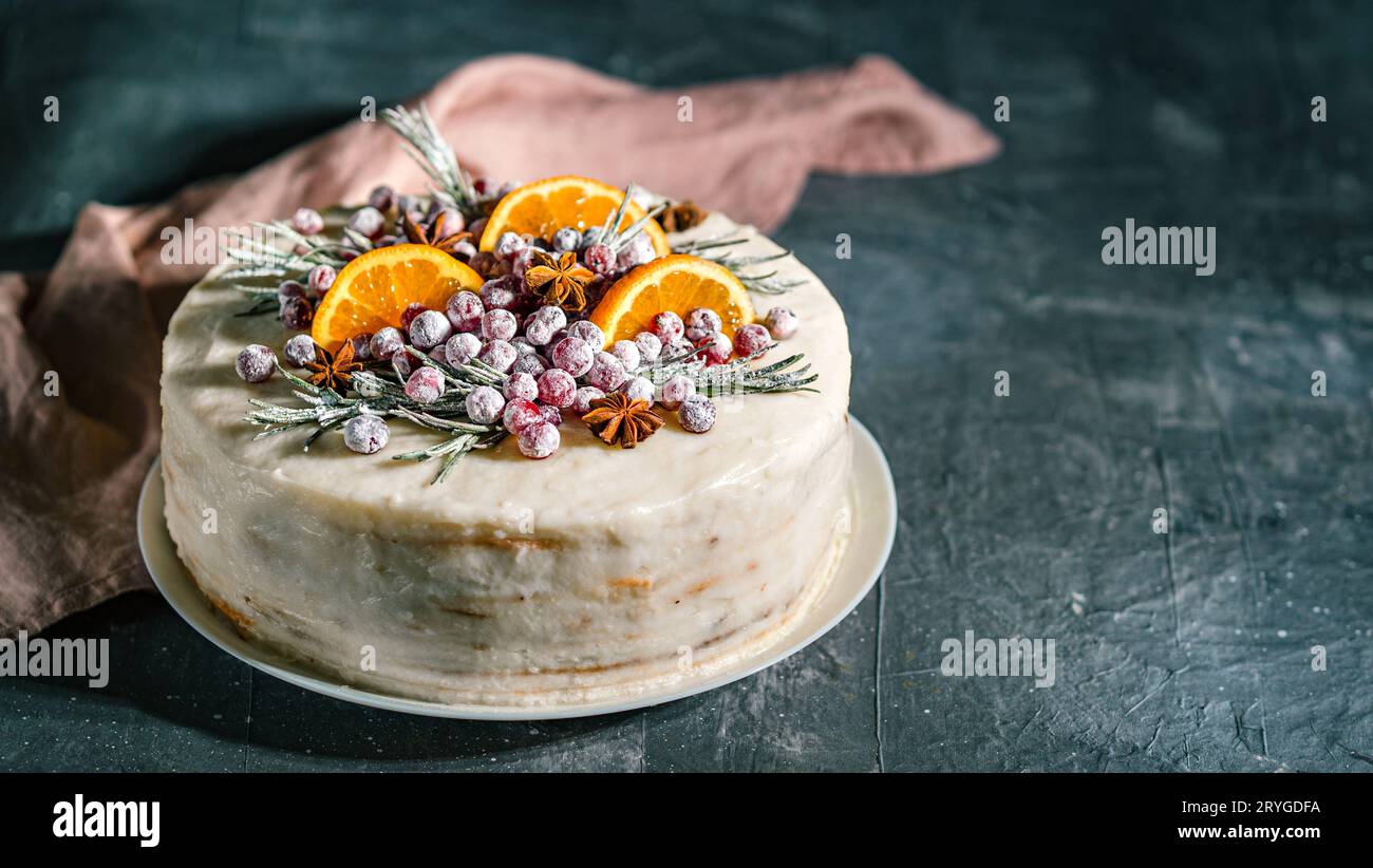 Crostmas torta decorata rosmarino mirtilli rossi Foto Stock