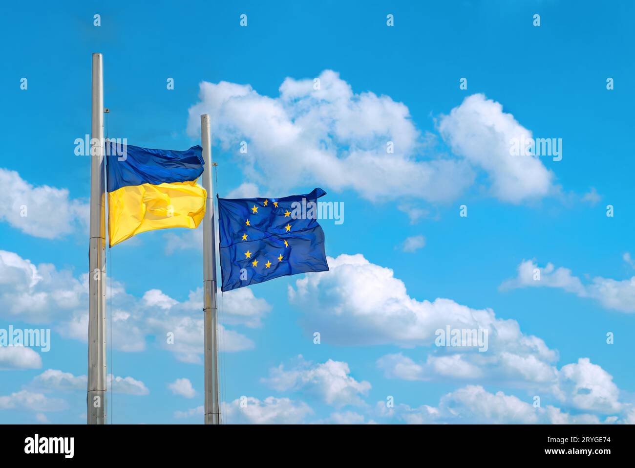 Bandiere dell'Ucraina e dell'Europa Foto Stock