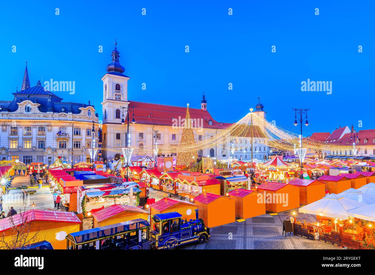 Sibiu, Romania. Mercatino di Natale, fiaba invernale, famosa fiera invernale in Transilvania. Foto Stock