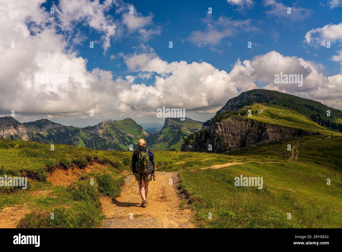 Backpacker in montagna svizzera. Foto Stock