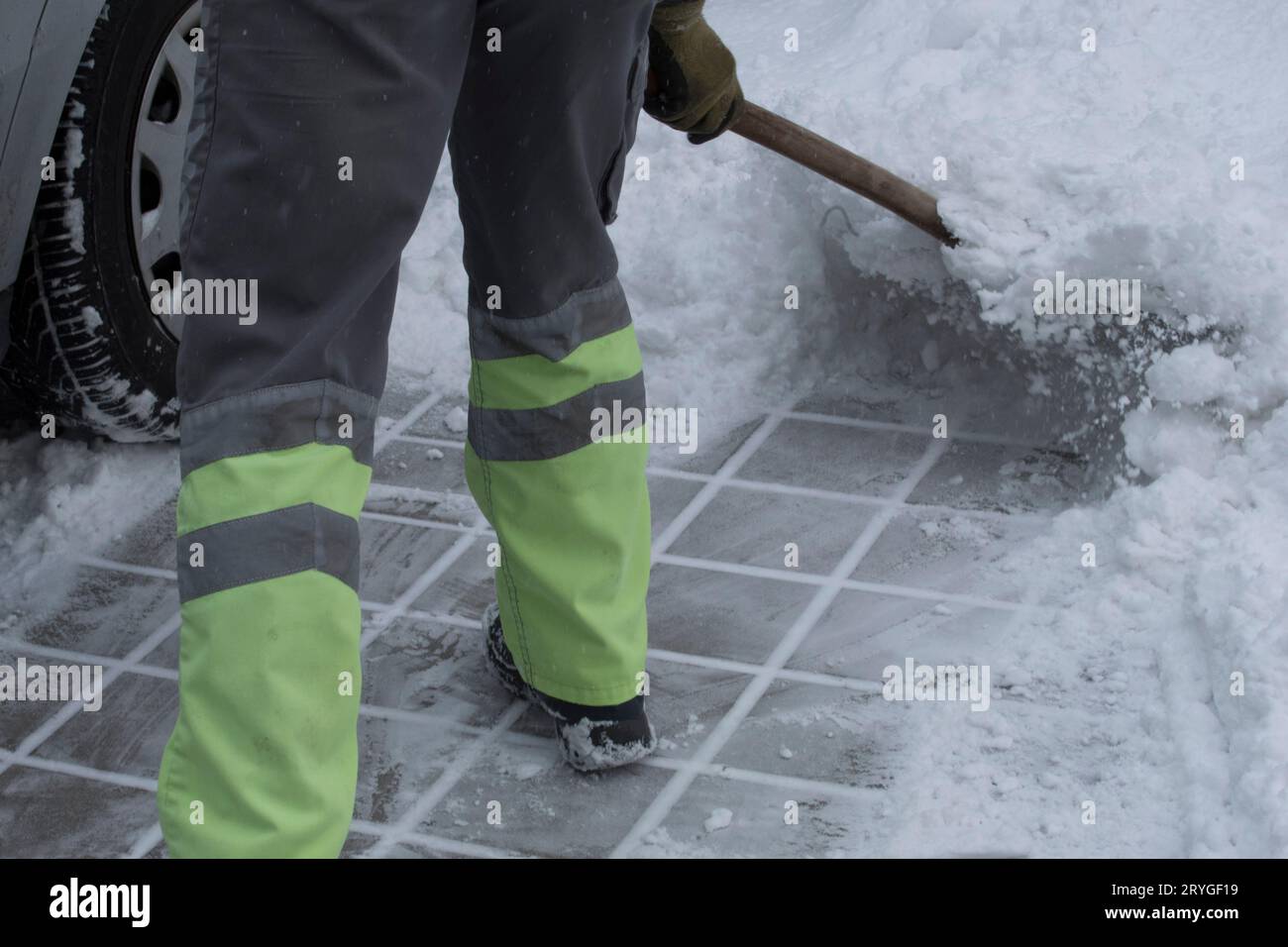 Rimozione della neve con pala da neve Foto Stock