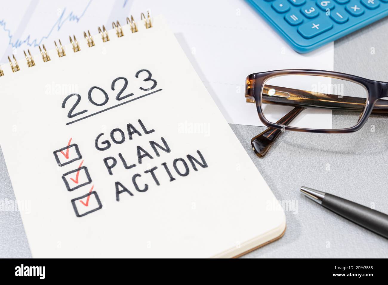 Nuovo anno 2023 obiettivo, piano, azione checklist su blocco note. Concetto di piano finanziario aziendale Foto Stock