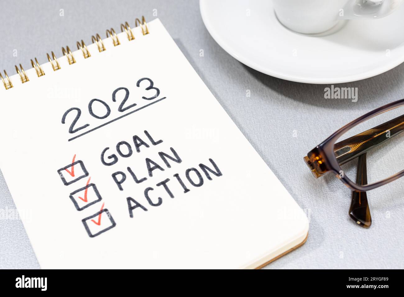 Nuovo anno 2023 obiettivo, piano, azione checklist su blocco note. Concetto di motivazione aziendale Foto Stock