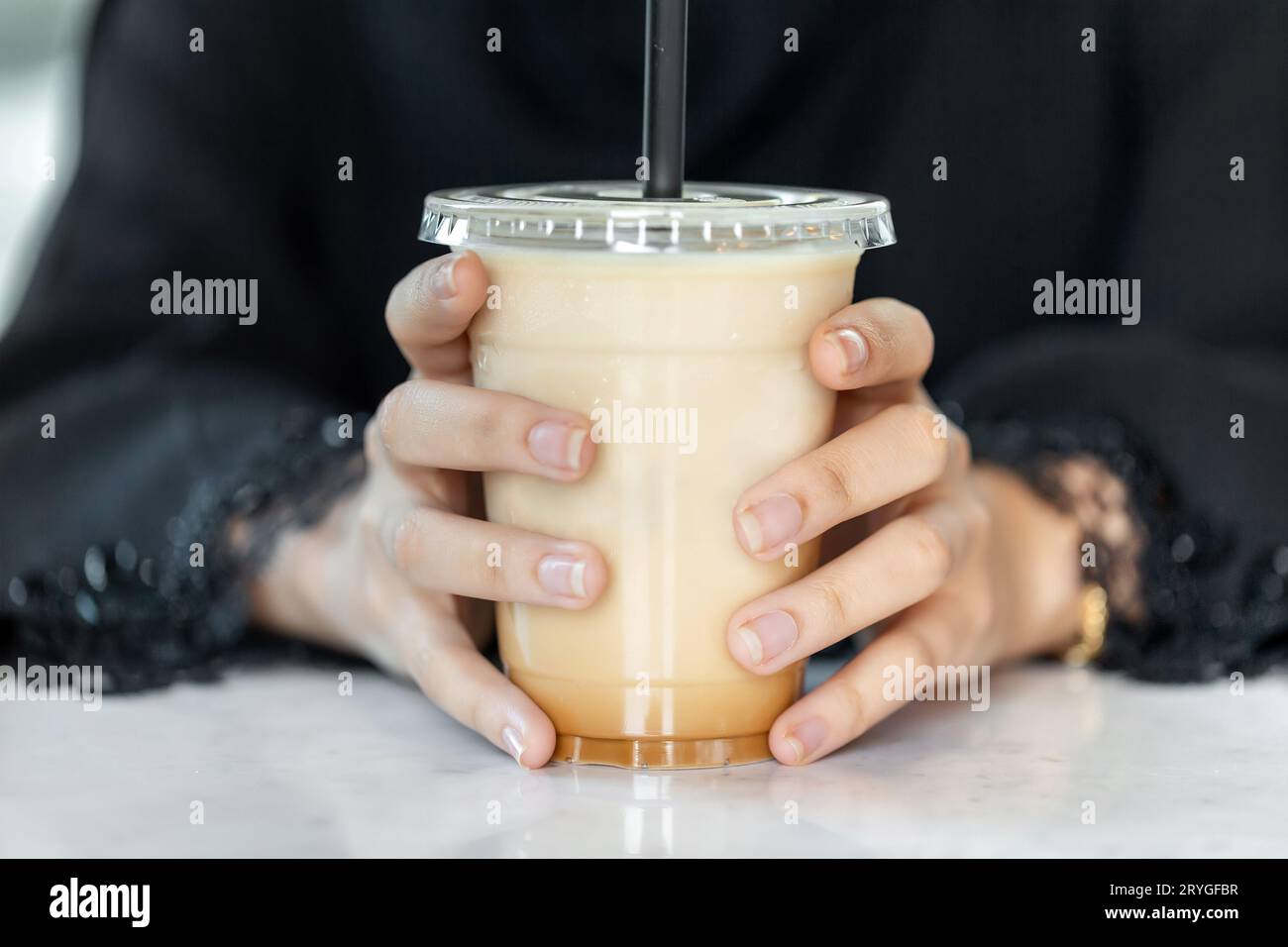 Donna che tiene in mano il caffè freddo, perfetta bevanda fredda estiva Foto Stock