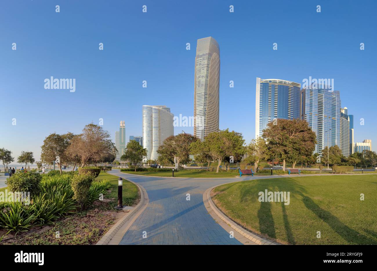 Abu Dhabi, Emirati Arabi Uniti - 5 giugno 2022: Parco Corniche con alti edifici moderni sullo sfondo Foto Stock