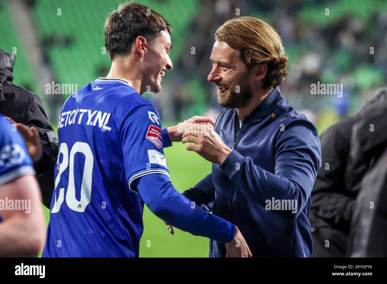 Ryan Leijten dell'FC Den Bosch e il capo-allenatore Tomasz Kaczmarek dell'FC Den Bosch celebrano la vittoria. Durante il Keuken Kampioen Divisie match olandese tra FC Groningen e FC Den Bosch il 29 settembre 2023 a Groningen, Paesi Bassi Foto Stock