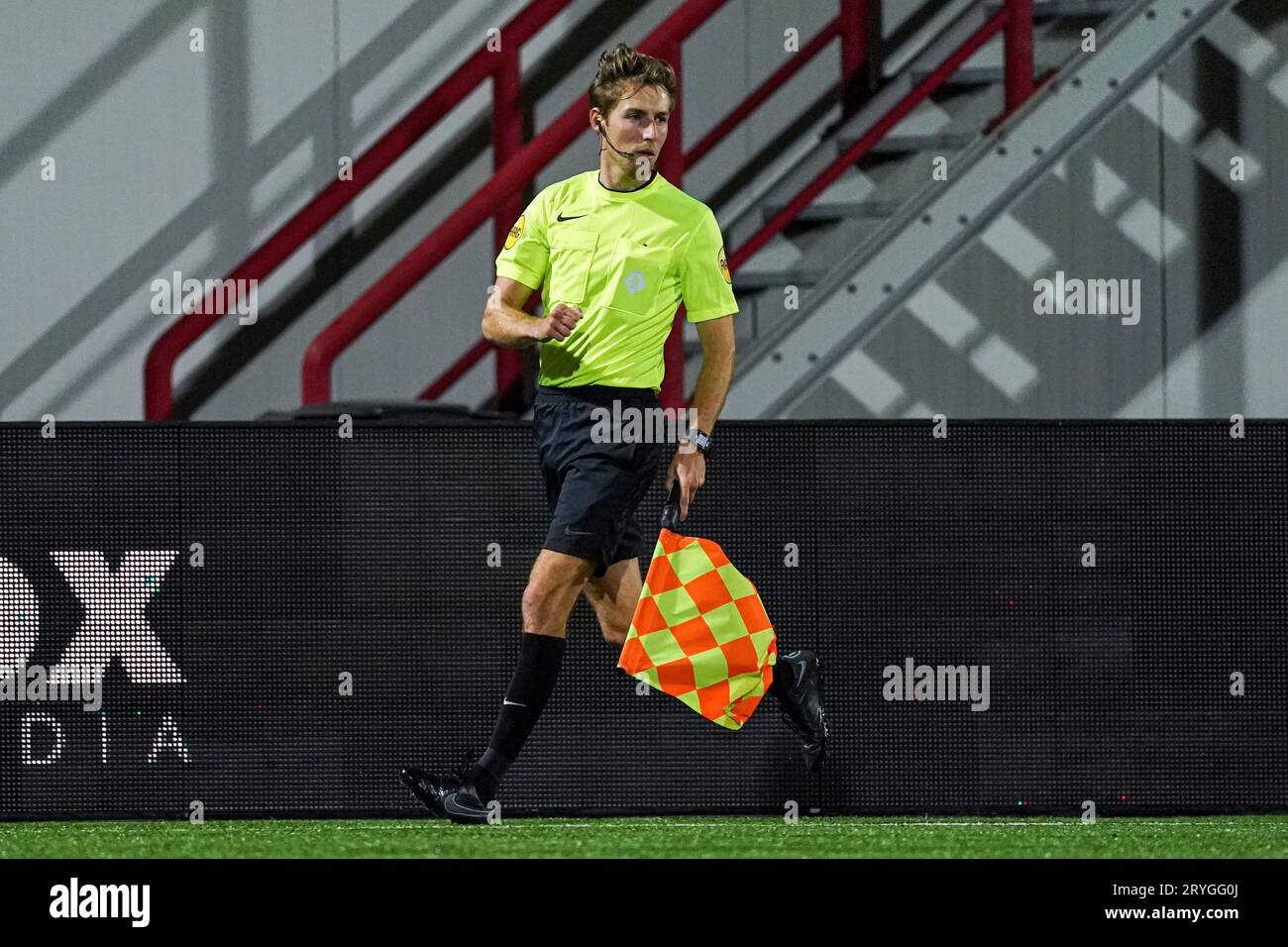 OSS, Paesi Bassi. 29 settembre 2023. OSS, PAESI BASSI - SETTEMBRE 29: Assistente arbitro Jari de Koning durante la partita olandese di Keukenkampioendivisie tra TOP Oss e FC Emmen al Frans Heesen Stadion il 29 settembre 2023 a Oss, Paesi Bassi. (Foto di Jeroen Meuwsen/Orange Pictures) credito: dpa/Alamy Live News Foto Stock