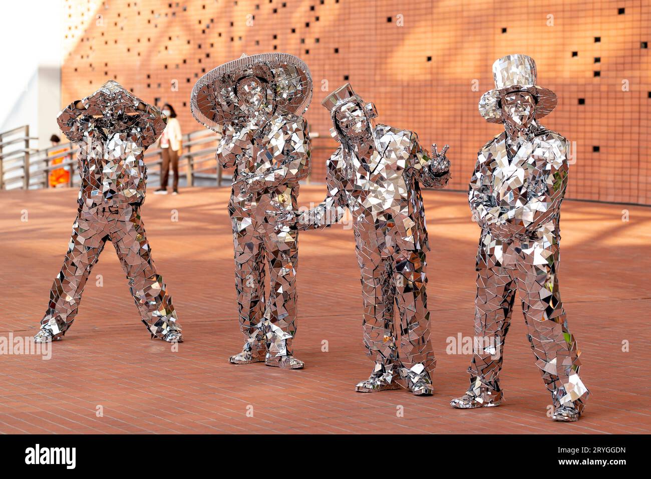 Dubai, Emirati Arabi Uniti - 4 novembre 2021: Artisti di strada con costumi a specchio in posa all'Expo 2020 di Dubai, momenti divertenti Foto Stock
