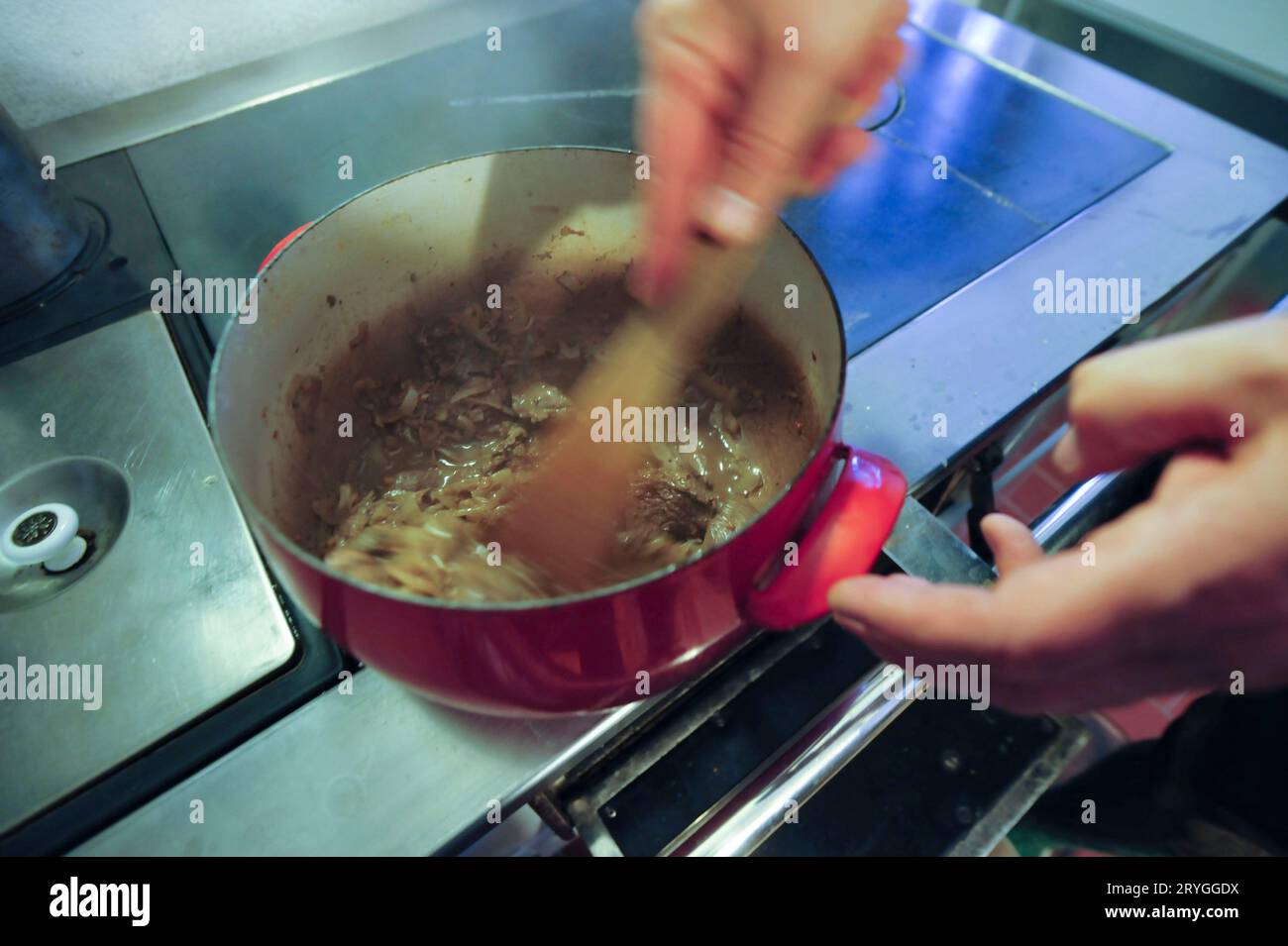 Carne cucinata nella cucina della mensa Foto Stock