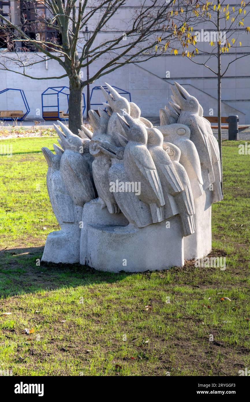 Nitra, Slovacchia - 13 novembre 2022: Protesta per la scultura, sopravviveranno all'anno 2000? Di Tibor Bartfay. Svatoplukovo squar Foto Stock