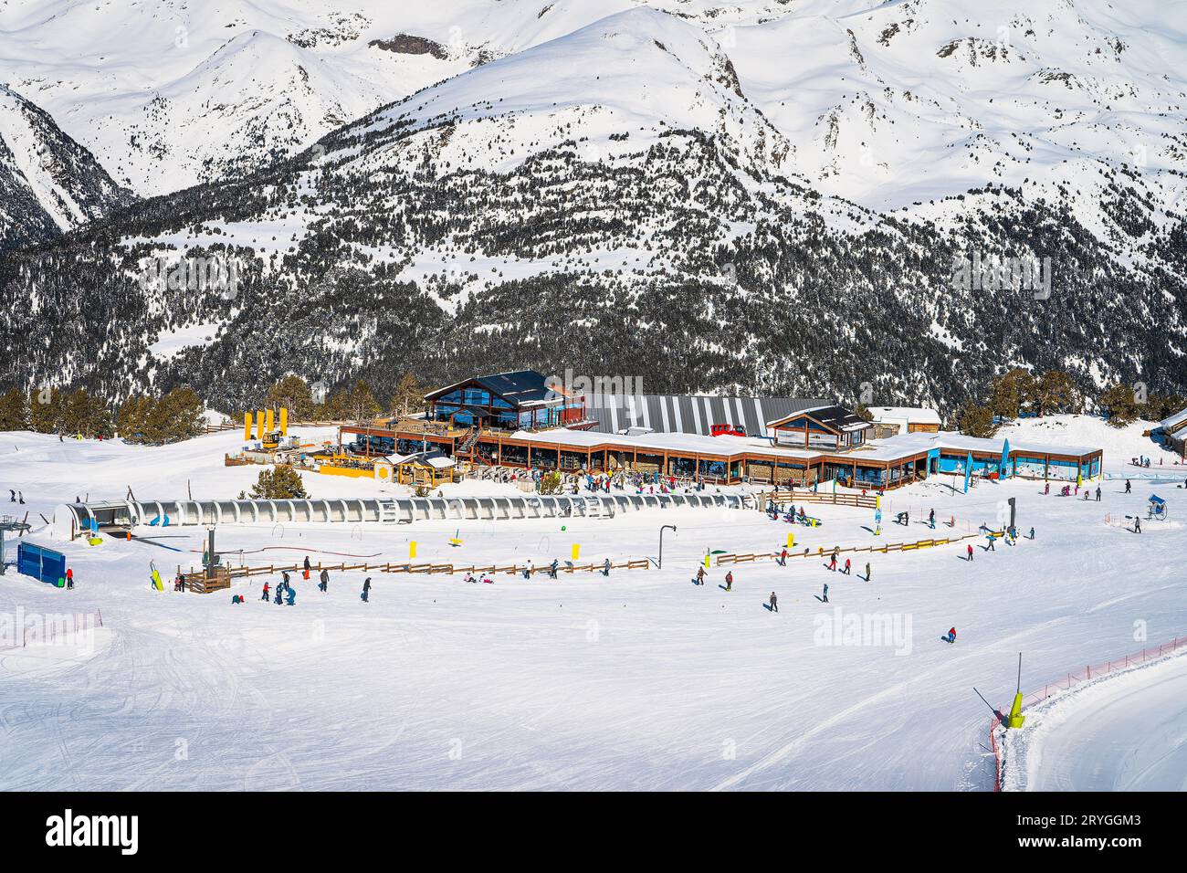 Sport invernali e vacanze sciistiche in famiglia, vista sugli impianti di risalita di Soldeu, centro di sci, Andorra Foto Stock