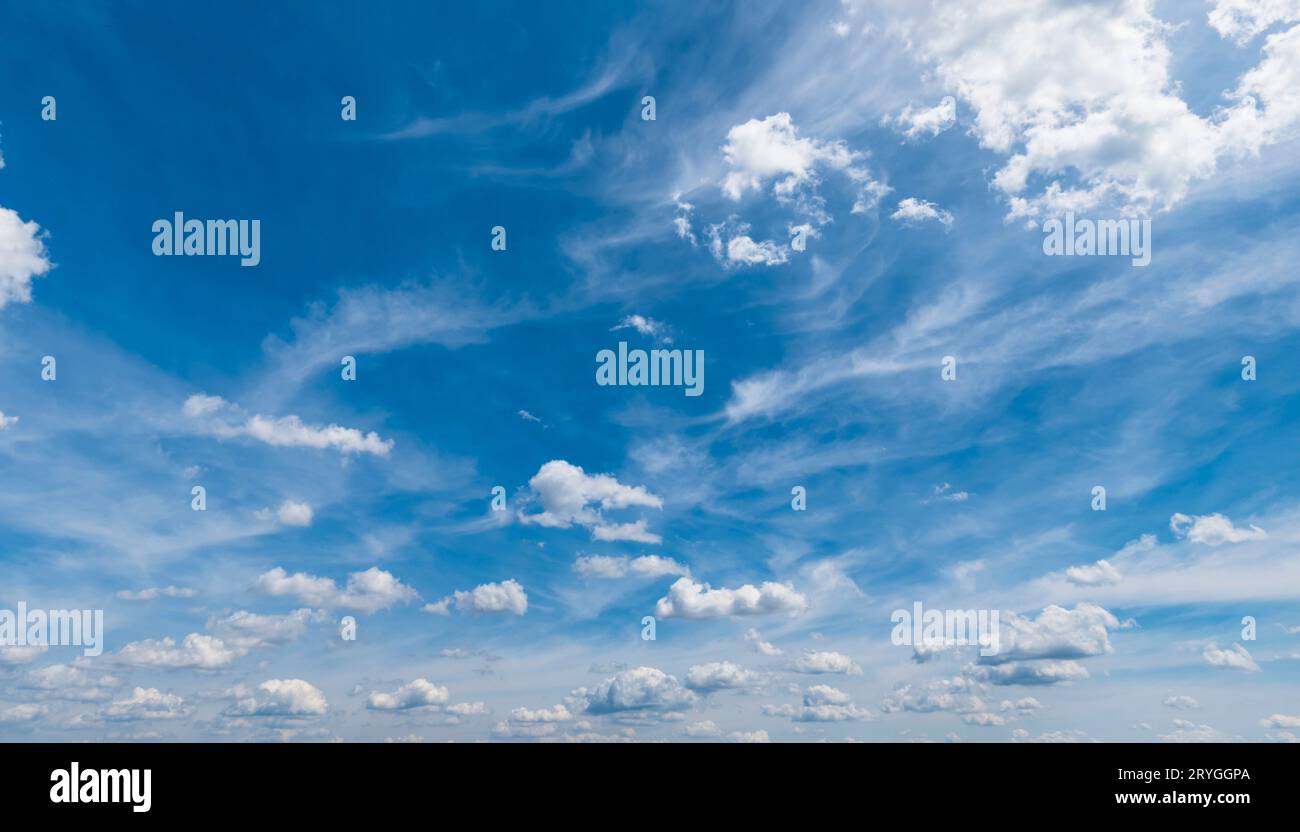 Cielo nuvoloso selvaggio e romantico con diverse formazioni nuvolose Foto Stock