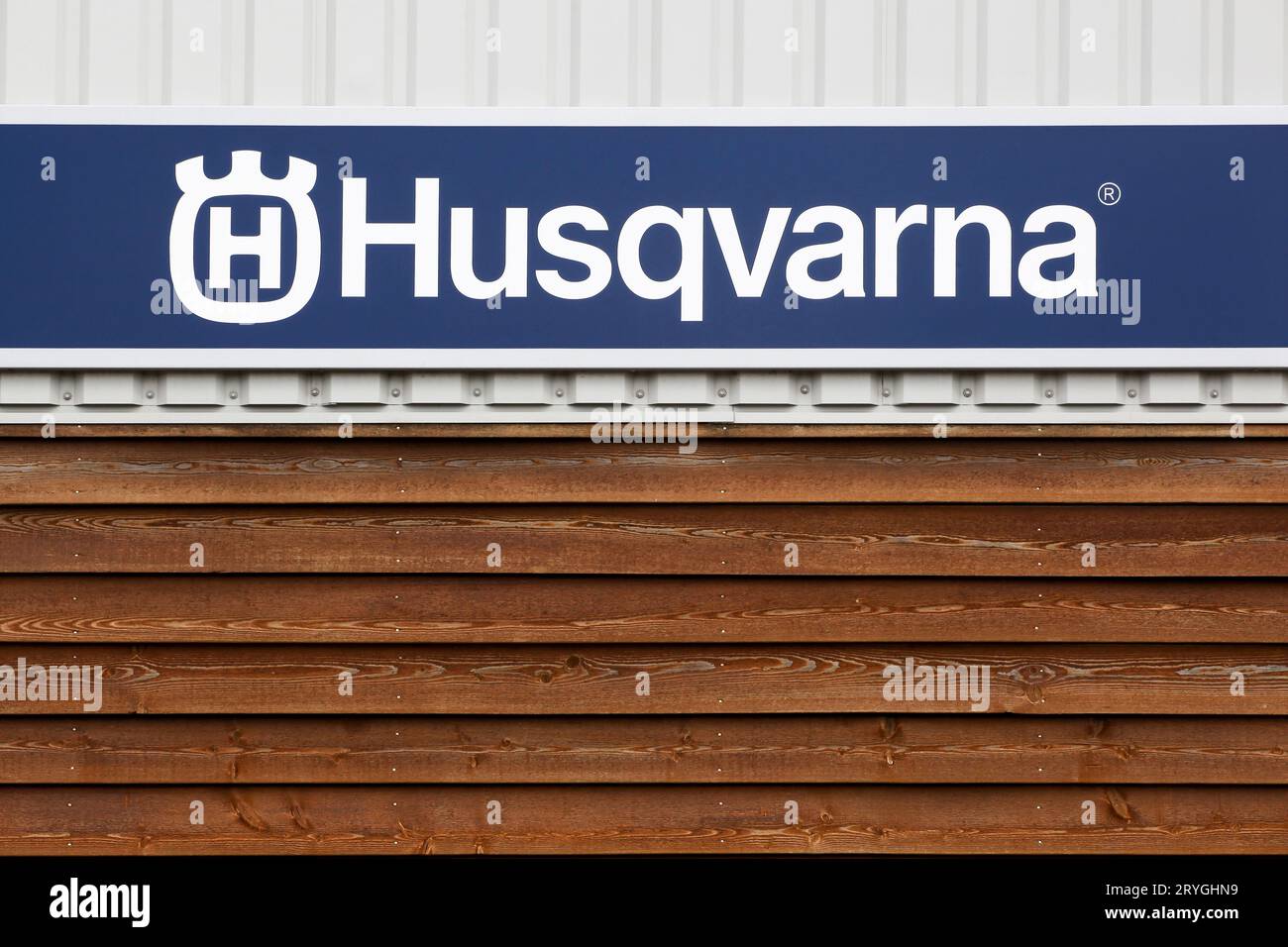 Logo Husqvarna su una facciata. Husqvarna è un produttore svedese di rasaerba robotizzati, trattori da giardino, motoseghe, trimmer, biciclette e motociclette Foto Stock